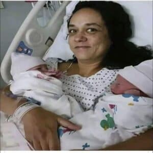 Mujer de 58 años da a luz a gemelos, y resultó que tenían las mi