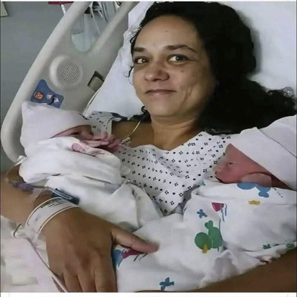Mujer de 58 años da a luz a gemelos y su historia