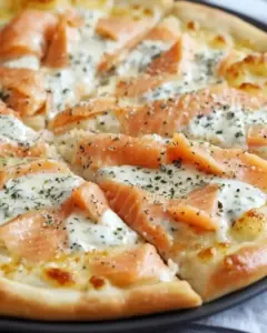 Pizza au Saumon Fumé, Crème Fraîche et Mozzarella