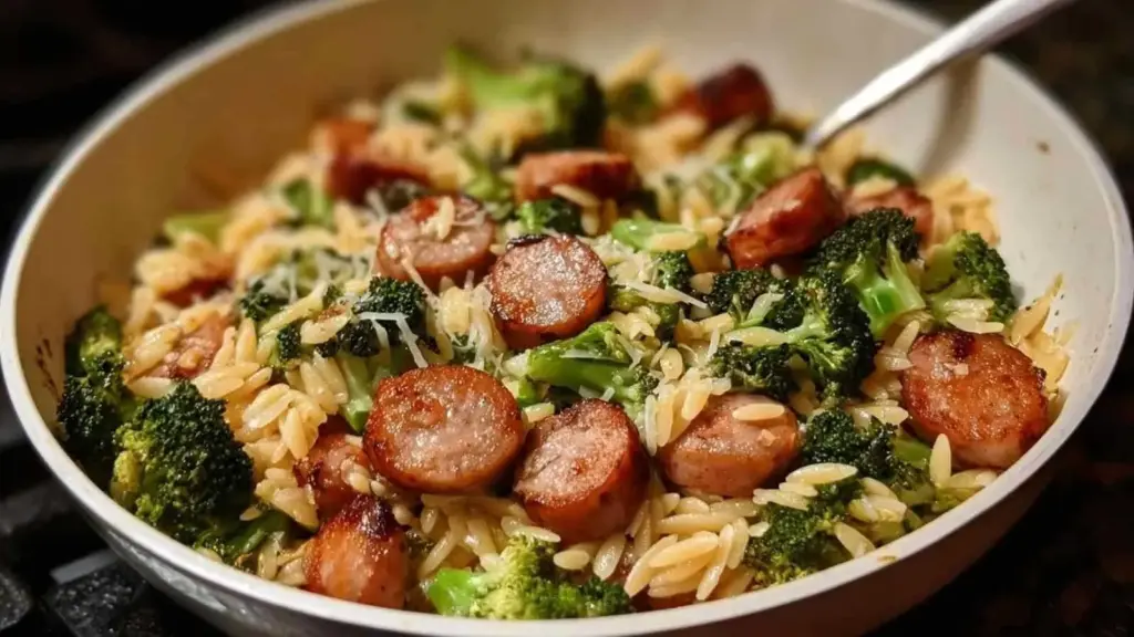 Orzo aux Saucisses de Poulet et Brocolis – Délicieuse Recette Express 35min