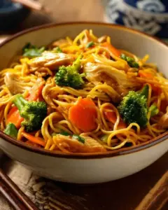 Nouilles Sautées au Poulet et Légumes