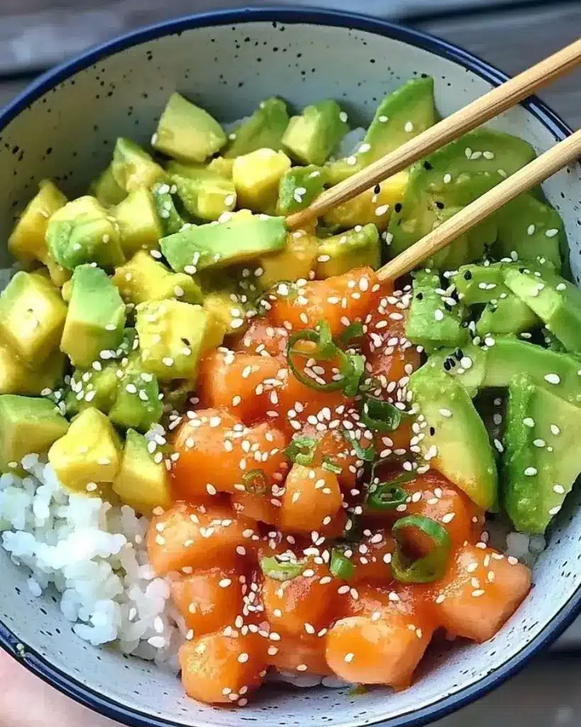 Poke Bowl Maison au Saumon, Avocat et Riz – Recette delicieux